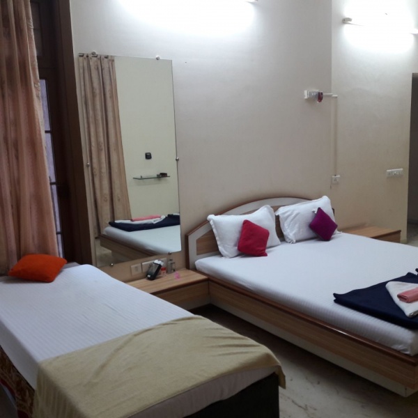 1,2 mth. serviced pg rooms near Dmart & Hyper city Thane-short stay rooms Ghodbunder road